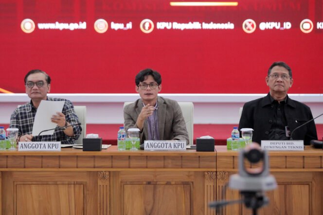 
					Komisioner Komisi Pemilihan Umum (KPU) Yulianto Sudrajat (kiri) bersama Komisioner August Mellaz (tengah) dan Deputi Bidang Dukungan Teknis KPU Eberta Kawima (kanan) saat memimpin rapat koordinasi dengan parpol dan tim capres-cawapres di Ruang Sidang Utama KPU, Jakarta, Minggu (14/1/2024). ANTARA FOTO/Reno Esnir/wpa.