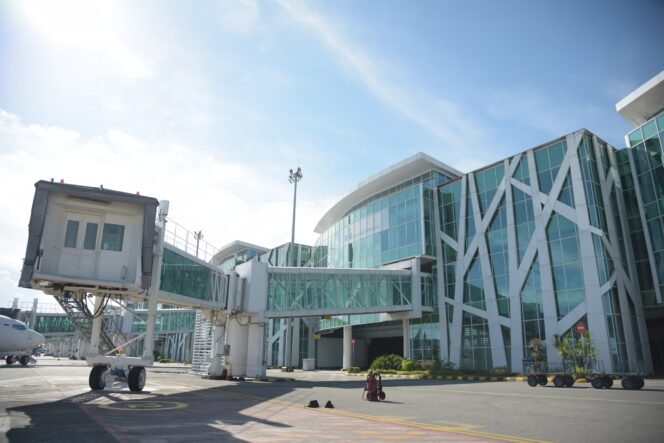 
					BANDARA SAMS BALIKPAPAN - Dalam upaya meningkatkan pelayanan kepada para pengguna jasa, Bandar Udara Internasional Sultan Aji Muhammad Sulaiman Sepinggan â€“ Balikpapan, tambah rute baru pulang-pergi tujuan Balikpapan â€“ Denpasar.