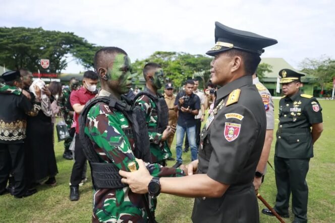 
					Upacara Penutupan Program Studi Pendidikan Pertama Bintara Tentara Nasional Indonesia (TNI) Angkatan Darat (AD) tahun 2023 dilaksanakan di Lapangan Kejuruan Rindam VI/Mulawarman, Kota Banjarbaru Provinsi Kalimantan Selatan, Senin (29/1/24).