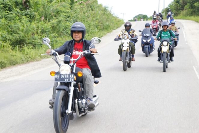 
					Sekretaris Provinsi (Sekprov) Kalimantan Utara (Kaltara), Dr. H. Suriansyah, M.AP beserta satuan kerja perangkat daerah (SKPD) melakukan konvoi kendaraan bermotor roda 2 tiba dikantor Inspektorat Daerah Provinsi Kaltara persiapan kunjungan Kepala Kejaksaan Tinggi (Kajati) Kalimantan Timur, di Provinsi Kaltara, Jumat (12/1/24)