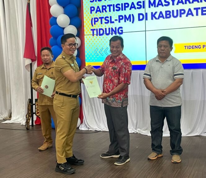 
					Bupati Tana Tidung, Ibrahim Ali menyerahkan secara simbolis sertifikat PTSL-PM kepada Masyarakat, Senin (29/1/24)