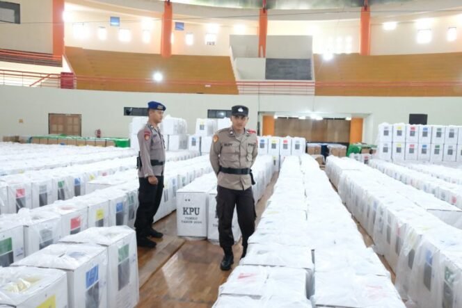 
					Personel Polda Kalimantan Utara laksanakan kegiatan Pengamanan di Gudang KPU tempat penyimpanan Logistik Pemilu yang beralamat di Jalan Jelarai Raya, Tanjung Selor, Sabtu (19/1/2024).