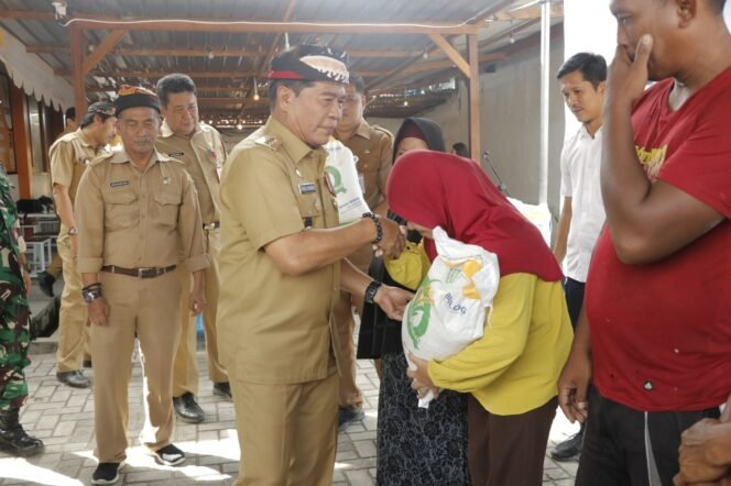
					Gubernur Kaltara, Drs H Zainal A Paliwang SH, M.Hum meluncurkan sekaligus menyalurkan bantuan pangan beras tahun 2024. Penyerahan itu sendiri dilakukan di Halaman Kantor Pos Tanjung Selor, Senin (29/1/24)

