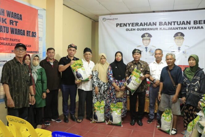 
					Gubernur Kalimantan Utara (Kaltara) Drs. H. Zainal Arifin Paliwang, S.H., M.Hum melaksanakan Penyerahan Bantuan Beras di Kelurahan Selumit Pantai, Kecamatan Tarakan Tengah, Kota Tarakan, Kamis (8/2/24).