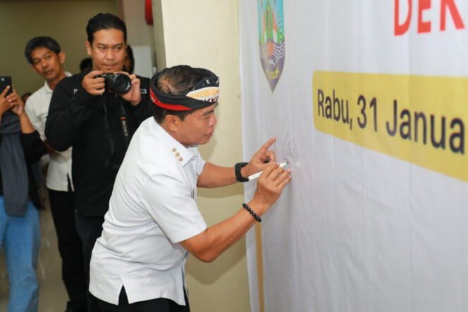 
					Gubernur Kalimantan Utara (Kaltara), Drs. H. Zainal A. Paliwang,S.H.,M.Hum., membuka acara diskusi dan deklarasi pemilu damai 2024 yang digelar oleh Forum Kerukunan Umat Beragama (FKUB) Provinsi Kaltara, Rabu (31/1)
