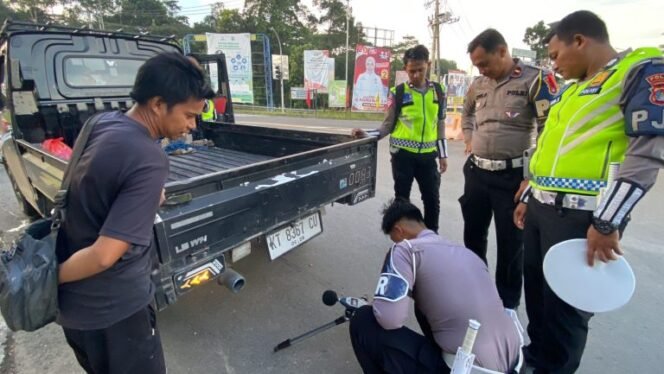 
					Ditlantas Polda Kaltara laksanakan razia knalpot brong dilakukan secara mendadak dan serentak di sejumlah titik salah satunya di simpang telur pecah Kab.Bulungan, Jumat (9/2/2024).