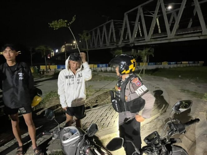 
					Bulungan â€“ Cegah Gangguan Keamanan dan Ketertiban Masyarakat (Guantibmas) Personel Dit.Samapta Polda Kaltara pro aktif melaksanakan Patroli Rutin dengan sasaran sejumlah titik pusat aktivitas masyarakat di Seputaran Tanjung Selor.