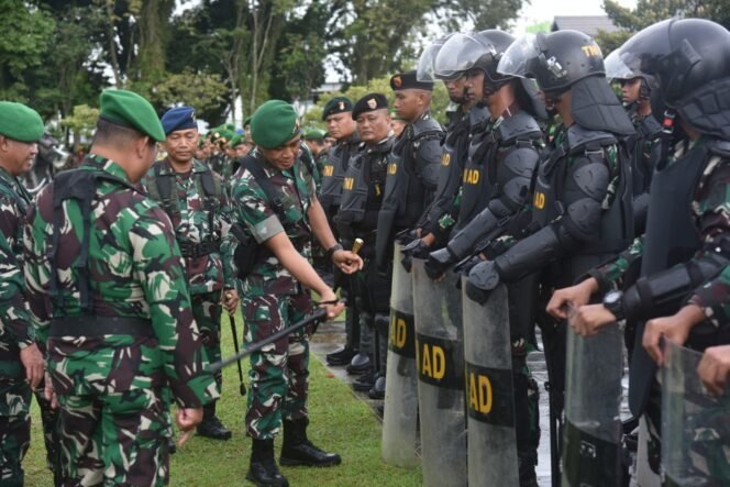 
					Pangdam VI/Mlw, Mayor Jenderal TNI Tri Budi Utomo Pimpin Apel Gelar Pasukan Kesiapan Pengamanan Pemilu 2024 di Kodam VI/Mlw, Kamis (1/2/24)