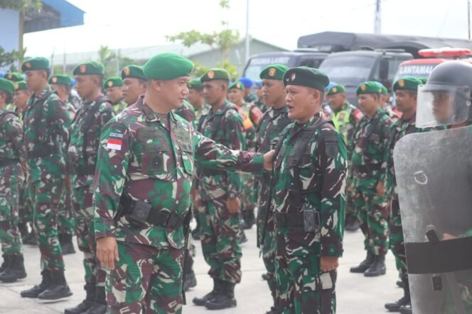
					Danrem 092/Mrl, Brigjen TNI Adek Chandra Kurniawan Cek Kesiapan Prajurit TNI Jelang Pemilu 2024, Kamis (1/2/24).