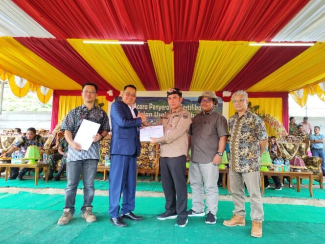 
					Pemerintah Provinsi (Pemprov) Kalimantan Utara (Kaltara) menyerahkan Surat Keputusan (SK) dan Sertifikat Hasil Penilaian Usaha Perkebunan (PUP) PT. Pipit Mutiara Indah, Sabtu (3/2/24) siang.
