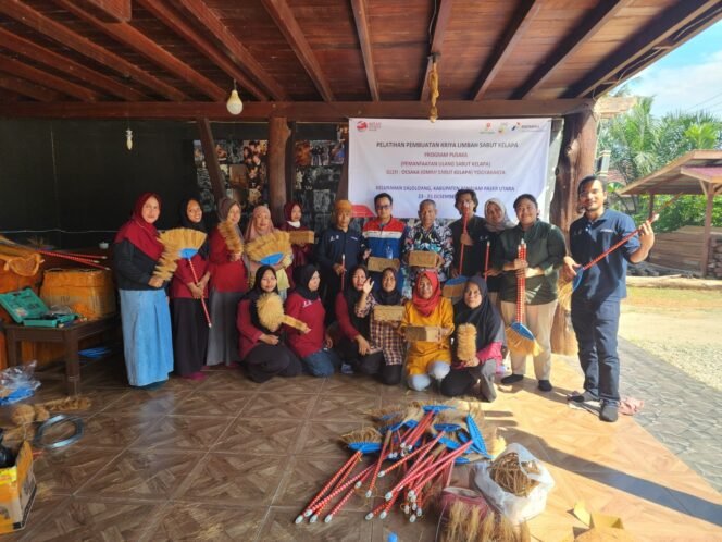 
					PT Pertamina Hulu Kalimantan Timur (PHKT), berkolaborasi dengan Koperasi Kriya Inovasi Mandara (KIM), selaku mitra pendamping program CSR perusahaan, mengadakan pelatihan daur ulang sabut kelapa di Kelurahan Saloloang, Kecamatan Penajam, Kabupaten Penajam Paser Utara (PPU), Selasa (6/2/24)