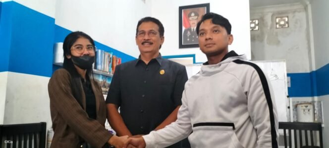 
					BERJABAT TANGAN - Disaksikan kuasa Hukum Caleg Partai PKS Taufik Muhammad ingin mengedepankan restorasi justice 