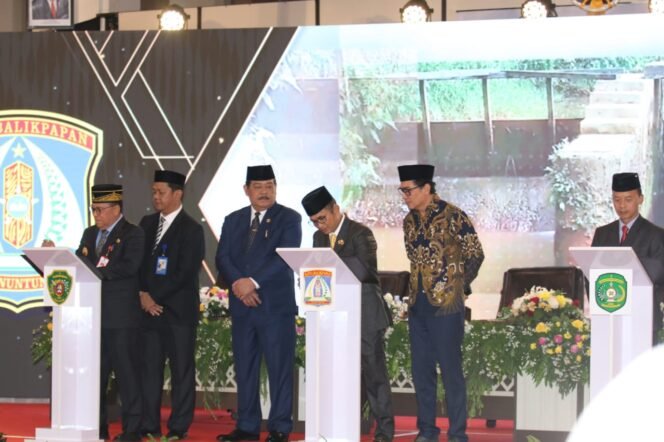 
					wali kota Balikpapan Rahmad Mas'ud saat menandatangi kesepakatan dengan tiga daerah untuk pembnagunan SPAM Regional