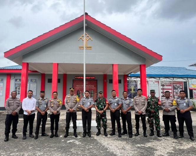 
					Kepala Lembaga Pemasyarakatan (Lapas) Kelas IIA Tarakan Sutarno, menyambut hangat kunjungan Kepala Kepolisian Resort (Kapolres) Tarakan dan Komandan Kodim (Dandim) 0907 Tarakan beserta jajaran dalam rangka sinergi dan koordinasi persiapan penyelenggaraan Pemilihan Umum (Pemilu) Tahun 2024, Senin (12/2/24).