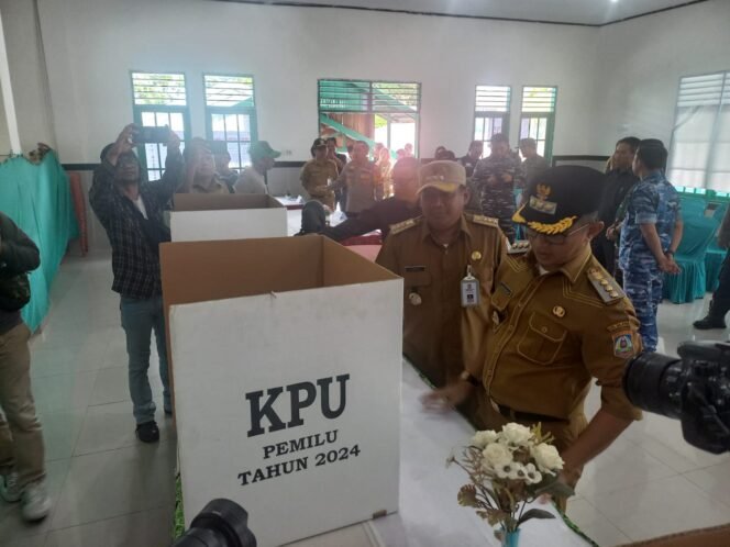 
					Wali Kota Rahmad Mas'ud dan muspida Balikpapan saat meninjau TPS
