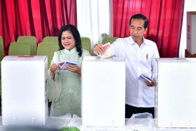 
					Presiden Joko Widodo didampingi Ibu Iriana Joko Widodo menggunakan hak pilihnya di Tempat Pemungutan Suara (TPS) 10, Kecamatan Gambir, Jakarta Pusat, Rabu (14/2/24).