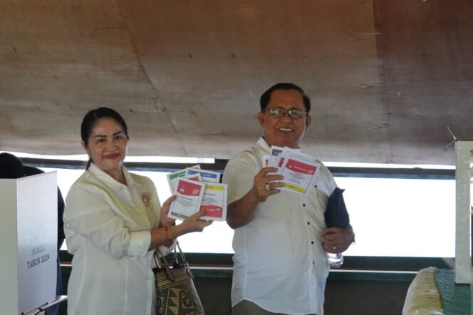 
					Wakil Bupati Tana Tidung Hendrik beserta istri dan keluarga memberikan hak pilihnya di TPS 001 di Balai Adat Belusu, Desa Sedulun, Kecamatan Sesayap, Rabu (14/2/24).

