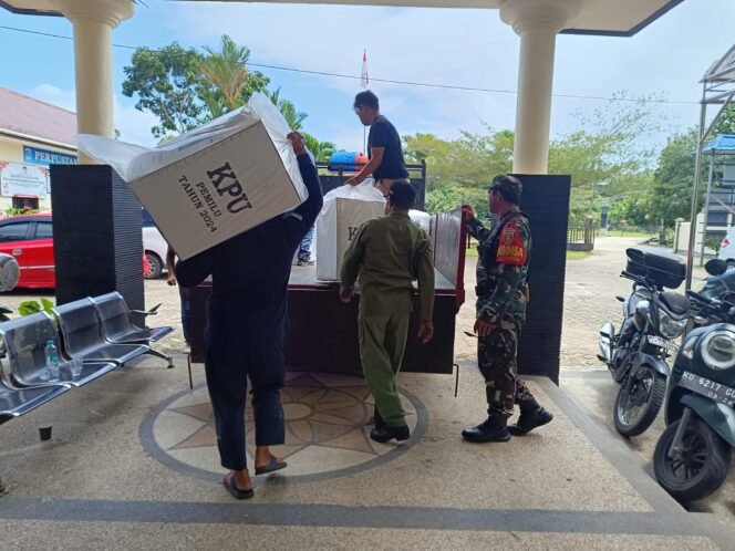 
					Pasca Pencoblosan Pemilu 2024,Babinsa Kodim 0907/Trk Kawal Pengembalian Kotak Suara Ke PPS
