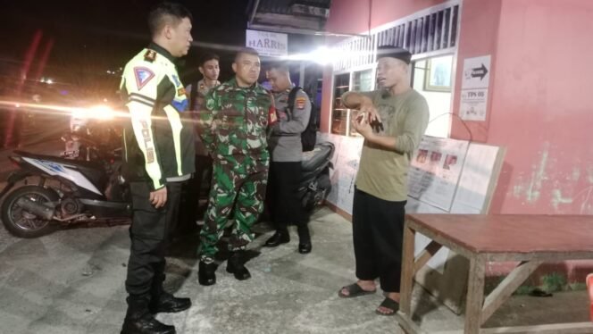 
					Kapolres Tarakan AKBP Ronaldo maradona.T.P.P.Siregar, S.H.,S.I.K bersama Dandim 0907/TRK Letkol Kav Jhon B.C Simarmata memimpin patroli gabungan untuk melakukan pengecekan situasi di tempat pemungutan suara (TPS) yang masih melaksanakan penghitungan suara, Rabu (14/2/24).