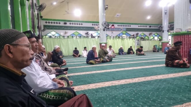 
					Personel Polsek Tarakan Timur Hadir Shalat Subuh Berjamaah Bersama Masyarakat 


