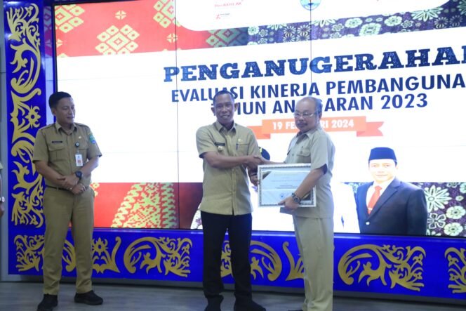
					Kegiatan penganugrahan dan evaluasi kinerja pembangunan tahun anggaran 2023 di lingkungan pemerintah Kabupaten Bulungan selain memberikan penilaian pada Organisasi Perangkat Daerah (OPD) yang secara aktif mengkampanyekan 15 program prioritas. 