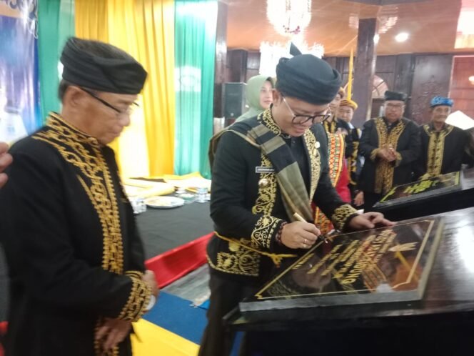 
					Bupati Tana Tidung, Ibrahim Ali menghadiri kegiatan peresmian dan penandatanganan prasasti kegiatan pembangunan di kabupaten Tana Tidung bertepatan dengan 3 tahun masa kepemimpinannya bersama wakil bupati Hendrik, yang dilaksanakan Senin pagi (26/2/2024). 


