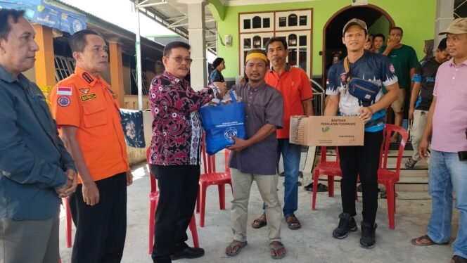 
					Wakil Bupati (Wabup) Bulungan, Ingkong Ala, SE, M.Si menyalurkan bantuan untuk korban kebakaran di Jalan Gapensi RT 28 pada Jumat (23/2/24).
