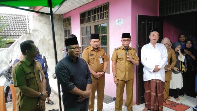 
					Wali Kota Balikpapan Rahmad Masâ€™ud didampingi Asisten Tata Pemerintah Zulkifli, Kepala DKK Andi Sri Juliarty, Kepala Kesbangpol Sutadi dan Ketua KPU Balikpapan Noor Thoha bertakjiah ke rumah duka di RT 66 No 23 Perumahan Batu Ampar Lestari sekira pukul 09.44 wita, Selasa (27/2/2024).

