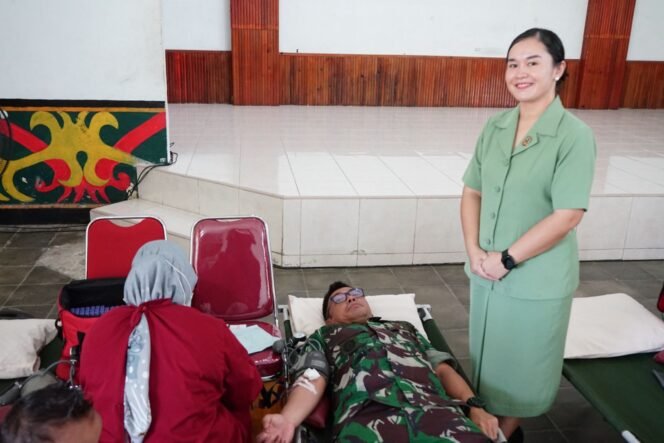 
					Kegiatan Donor Darah dilakukan oleh Persit KCK Cab XIX Dim 0907 bersama Persit KCK Ranting II Yonif 613/Rja menjelang HUT Persit Ke - 78,di Aula Yonif 613/Rja,Rabu (28/02/24).