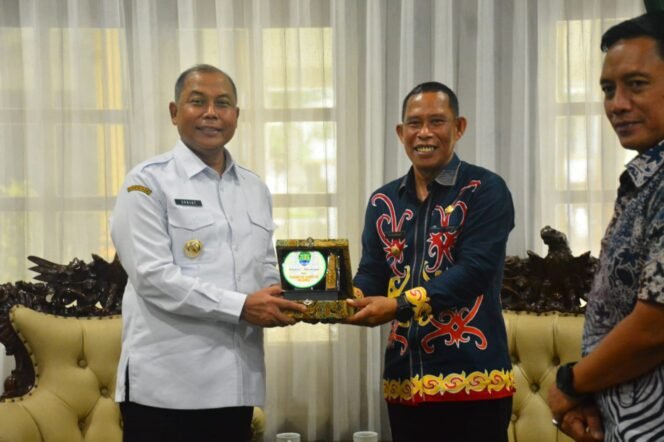 
					Bupati Bulungan Syarwani.,S.Pd.,M.Si beserta rombongan sowan ke Pendopo Rumah Jabatan Bupati Jombang, Sugiat.,S.Sos.,M.Psi.