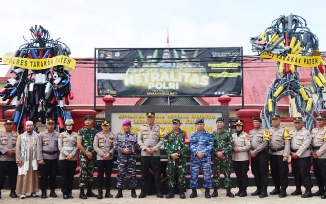 
					Dua Robot dari Knalpot Brong Berdiri di Depan Mako Polres TarakanÂ 
