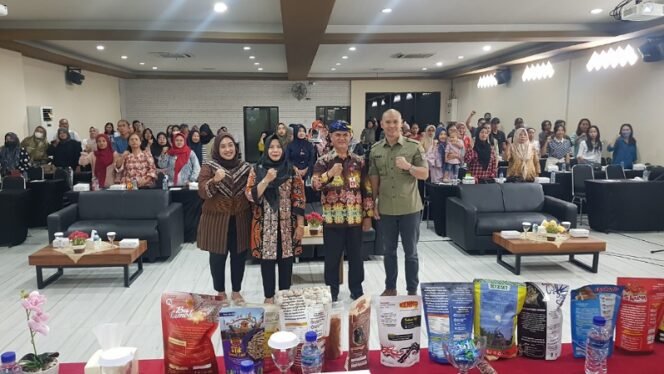 
					Anggota Komisi 6 DPR RI Deddy Sitorus bersama Kemenves gelar sosialisasi diseminasi kebijakan kemitraan usaha nasional dalam rangka penanaman modal. Foto : Fokusborneo.com 