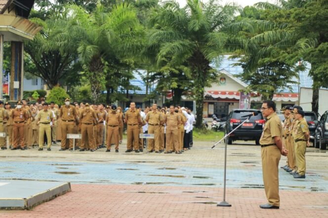 
					Sekretaris Provinsi Kalimantan Utara (Kaltara), Dr. H. Suriansyah, M.AP, memimpin secara langsung jalannya Apel Pagi Gabungan Aparatur Sipil Negara (ASN) dan Non-ASN pada lingkup Pemprov Kaltara di Lapangan Agatis, Senin (12/2/24).