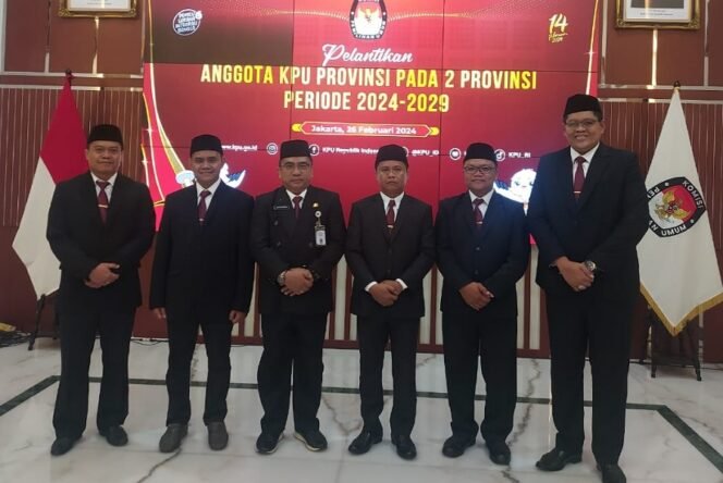 
					Lima Anggota KPU Provinsi Kaltara usai dilantik. Foto : Ist