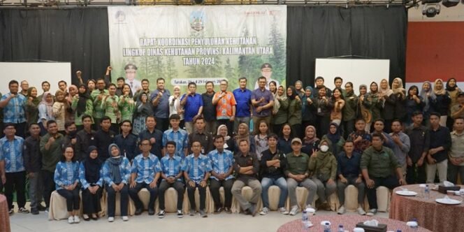 
					PENUTUPAN : Kabid Penyuluhan, Pemberdayaan Masyarakat dan Hutan Adat pada Dishut Kaltara, Bastiang berfoto bersama panitia dan seluruh peserta Rakor Penyuluhan Kehutanan se-Kaltara 2024, Kamis (29/2) sore. Foto: KPH Tarakan 