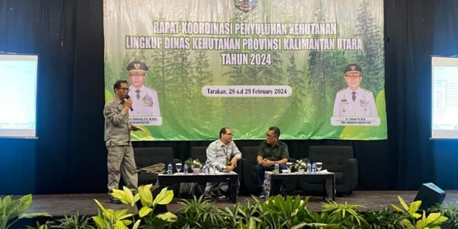 
					PENYULUHAN : Narasumber dari BP2SDM KLHK RI, Hendro Asmoro saat memberi paparan pada Rakor Penyuluhan Kehutanan se-Kaltara 2024, baru-baru ini. Foto: KPH Tarakan