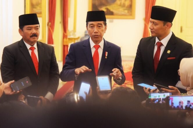 
					Presiden Jokowi bersama Menko Polhukam Hadi Tjahjanto dan Menteri ATR/Kepala BPN Agus Harimurti Yudhoyono, di Istana Negara, Jakarta, Rabu (21/02/2024). (Foto: Humas Setkab/Rahmat)

