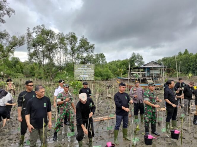 
					Asisten Perekonomian dan Pembangunan Kalimantan Utara, Dr. Bustan, SE., M.Si, mewakili Gubernur Kalimantan Utara, Dr (HC). H. Zainal A. Paliwang, SH., M.Hum, menghadiri Kegiatan Penanaman Pohon Serempak Tahun 2024 di Kelurahan Kampung Empat, Rabu (7/2/24).