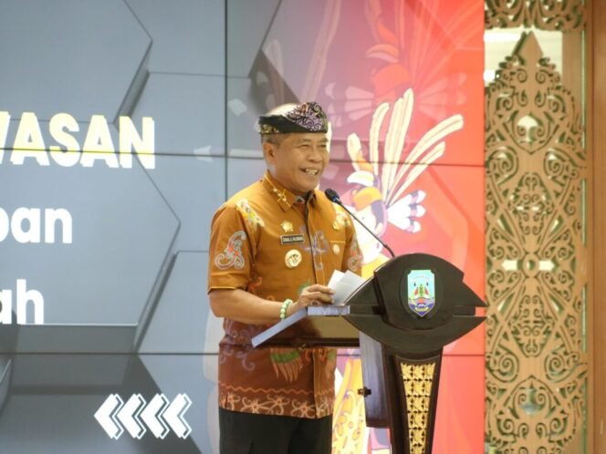 
					Gubernur DR.(H.C). H. Zainal Arifin Paliwang, M.Hum