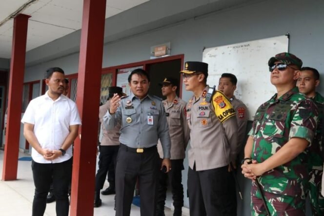 
					Kapolda Kaltara Irjen Pol. Daniel Adityajaya, S.H., S.I.K., M.Si., bersama Danrem 092/Mrl Brigjen Inf. Adek Chandra Kurniawan, SIP selaku pimpinan Polri dan TNI yang ada di Provinsi Kalimantan Utara bersinergi dalam melaksanakan pengecekan langsung ke sejumlah TPS (Tempat Pemungutan Suara) yang ada di Kota Tarakan. Rabu (14/02/24).