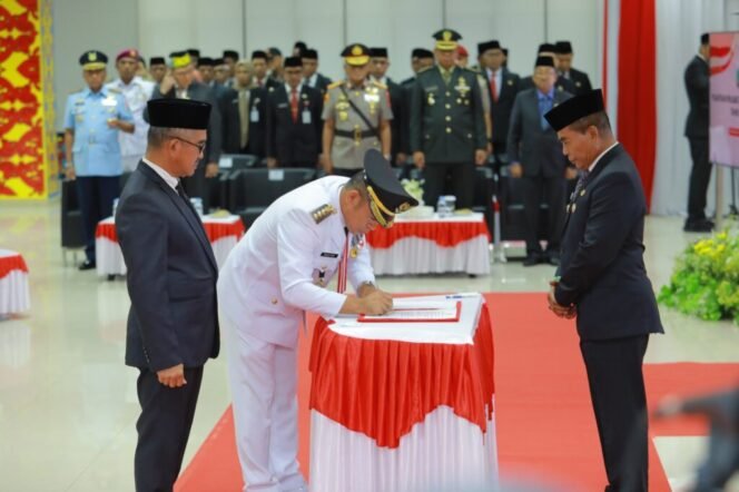 
					Gubernur Kalimantan Utara (Kaltara) DR. (H.C.) H. Zainal A. Paliwang, M.Hum melantik Dr. Bustan, SE., M.Si sebagai Penjabat Wali Kota Tarakan Tahun 2024 di lantai 1 ruang serbaguna gedung gadis Pemprov Kaltara, Jumat (1/3/24) pagi.