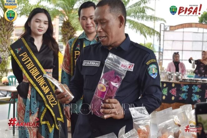 
					Bupati Bulungan, Syarwani, S.Pd, M.Si mengikuti penutupan Gelar Produk Unggulan se-Kecamatan Tanjung Selor di Pendopo Lapangan Agathis, Sabtu (2/3/24).
