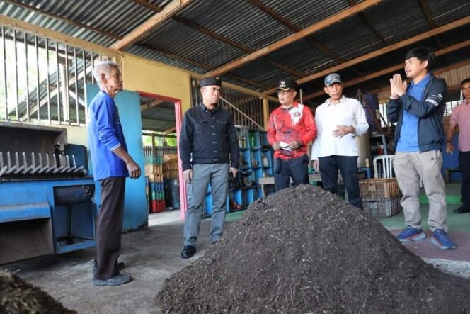 
					Pj. Kota Tarakan, Dr. Bustan, S.E., M.Si., melakukan peninjauan di beberapa titik TPS3R (Tempat Pengelolaan Sampah Reuse-Reduce-Recycle) yang terletak di wilayah Kelurahan Kampung 6 Tarakan, pada Sabtu (9/3/24). 