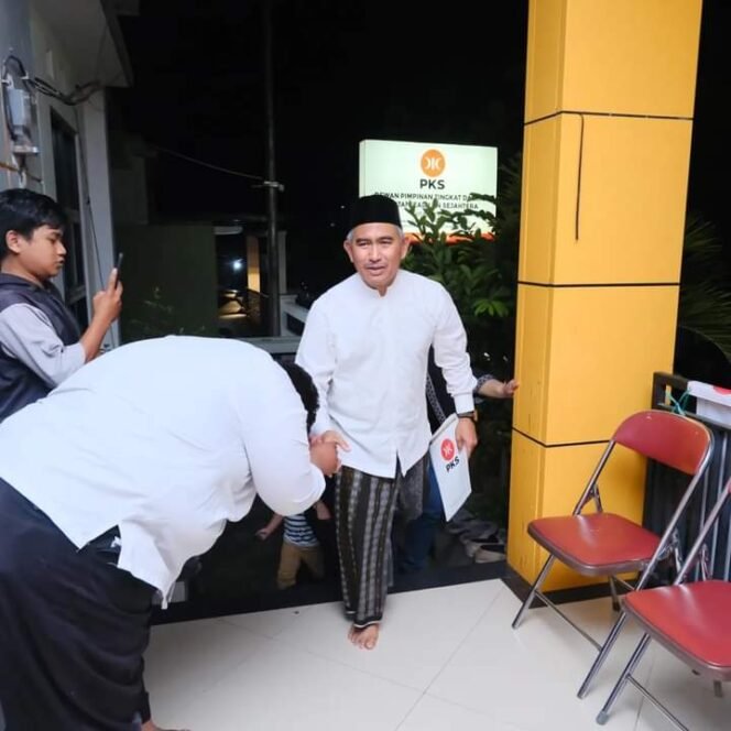 
					Mantan Walikota Tarakan dr. Khairul saat mengembalikan berkas pendaftaran penjaringan calon ke PKS. Foto : Ist 