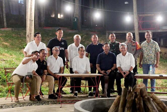 
					Saat Presiden Jokowi Nikmati Malam di IKN Bersama Para Menteri

