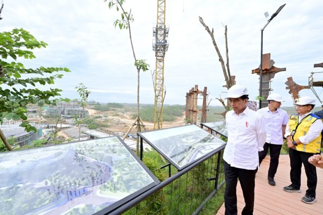 
					Presiden Joko Widodo meninjau langsung progres pembangunan Kantor Presiden di Kawasan Ibu Kota Nusantara (IKN), Provinsi Kalimantan Timur pada Jumat, 1 Maret 2024. 