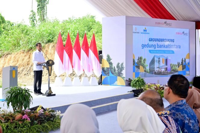 
					Presiden Joko Widodo melakukan peletakan batu pertama pembangunan Bank Kaltimtara, Jumat (1/3/24).