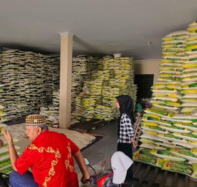 
					Stok beras di gudang UD. Pelita Abadi. Foto : Ist 