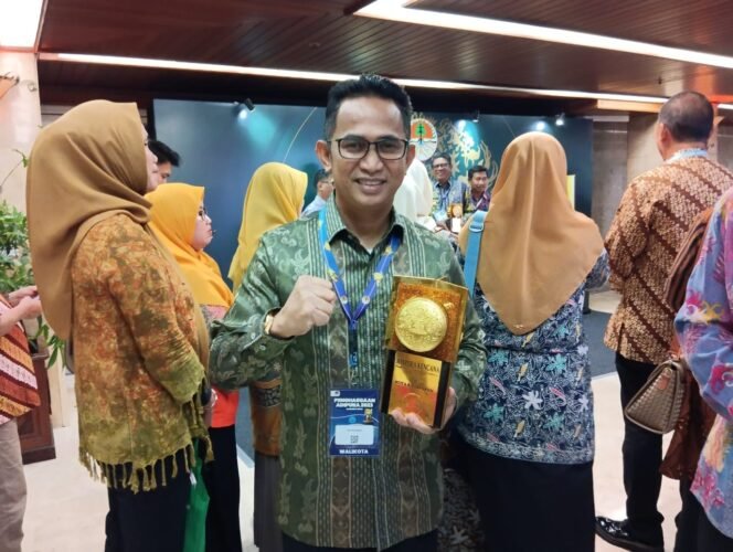 
					Wali Kota Balikpapan H Rahmad Masâ€™ud menerima Adipura Kencana 2023 kategori kota besar dari tangan Wakil Presiden RI KH Maâ€™ruf Amin, di Auditorium Gedung Manggala Wanabakti, Jakarta, Selasa (5/3/24)