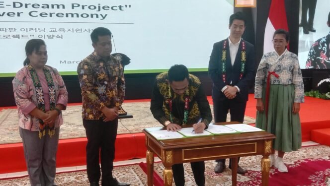 
					Hyundai Engineering inisiator program â€œHello E-Dream Projectâ€ menyerahkan bantuan fasilitas belajar berbasis ternologi kepada Pemerintah Kota , di Aula Pemkot Balikpapan, Kamis (7/3/2024). 
